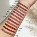 رژ لب مایع ۲۴ ساعته و مغذی بیواستار با اپلیکاتور در بسته‌بندی طلایی و شفاف