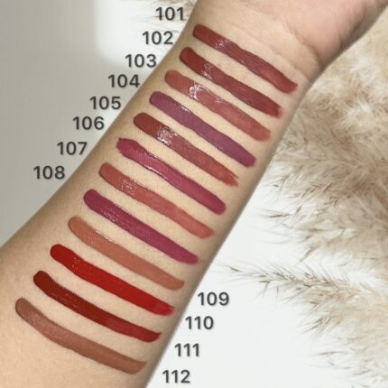 رژ لب مایع ۲۴ ساعته و مغذی بیواستار با اپلیکاتور در بستهبندی طلایی و شفاف