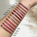 رژ لب مایع ۲۴ ساعته و مغذی بیواستار با اپلیکاتور در بسته‌بندی طلایی و شفاف